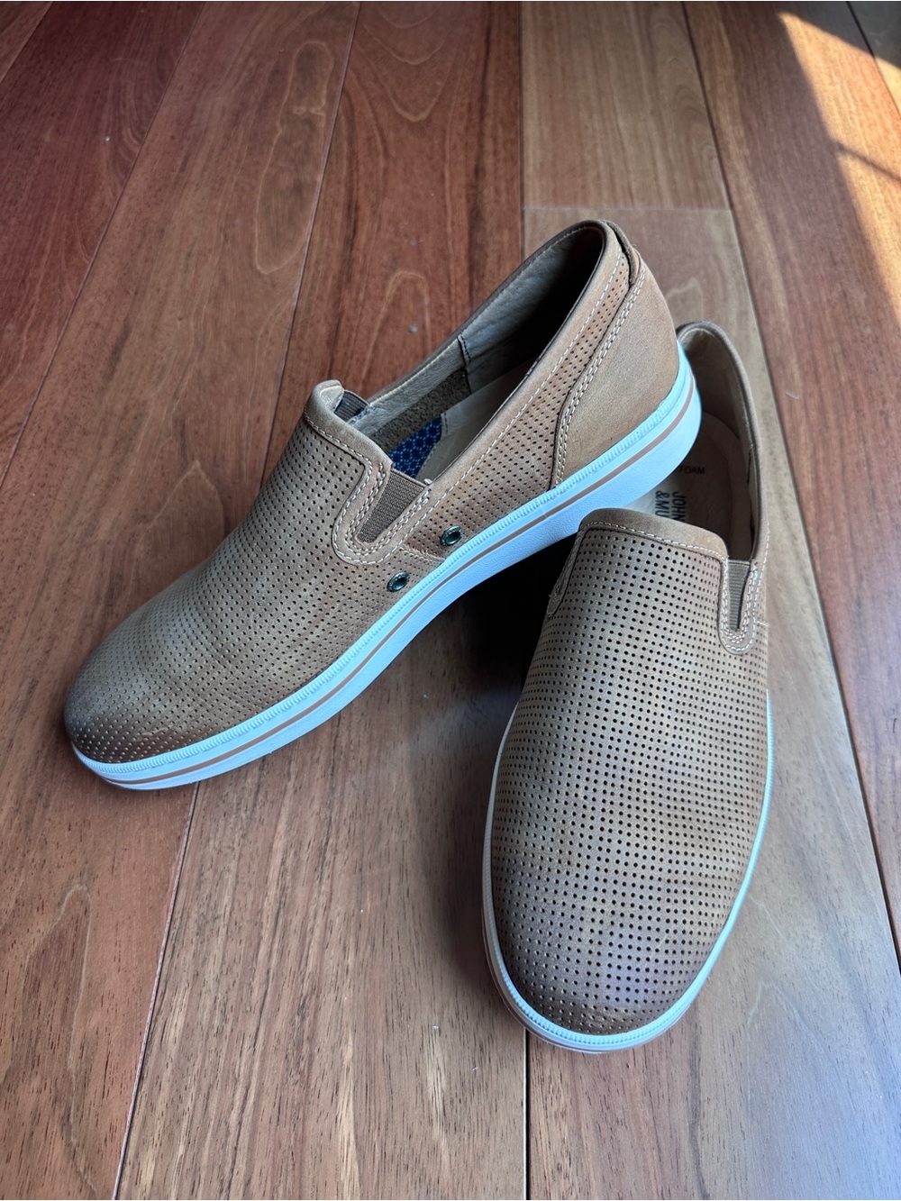 Like New Johnston & Murphy 59-4562 Tan Perforated Slip-On Sneaker Men’s Size 9 M